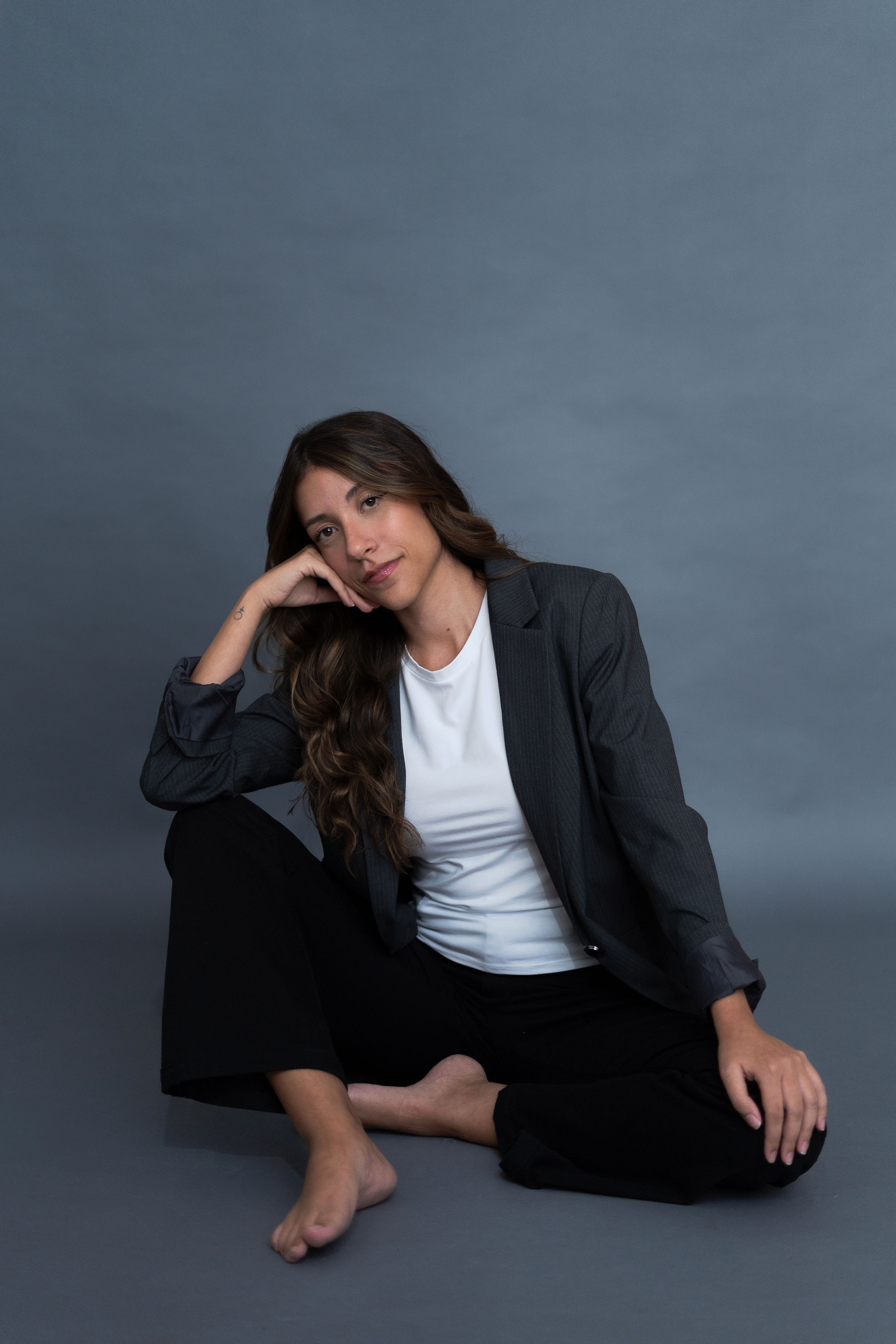 Psicóloga Júlia Araújo sentada em acolhimento